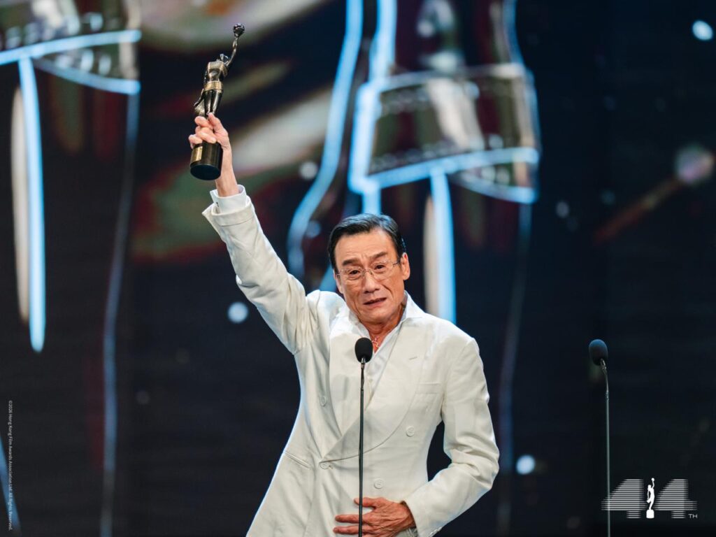 Tony Leung Ka-Fai erhält den Preis für den Besten Schauspieler (THE SHADOW'S EDGE) | Foto © Hong Kong Film Awards